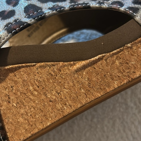 Corkys Women's Metallic Gold Leopard Sandal Size 7 - Picture 6 of 6